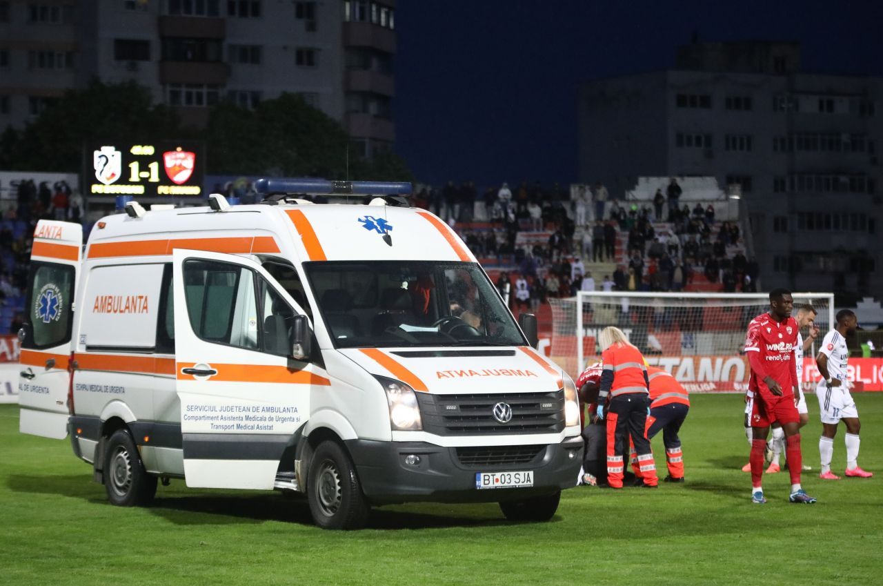 Romario Benzar, accidentare horror la FC Botoșani – Dinamo! Verdictul specialistului: ”L-a lovit cu crampoanele în cap!”_3