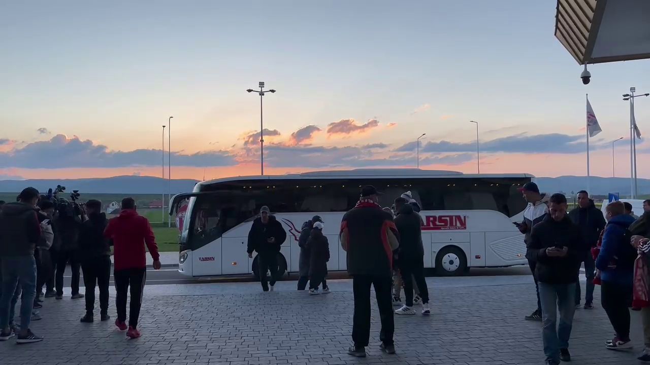 Cu pieptul în față și gata de câștigarea titlului! FCSB a ajuns la Sfântu Gheorghe: cum au fost așteptați jucătorii la stadion_1