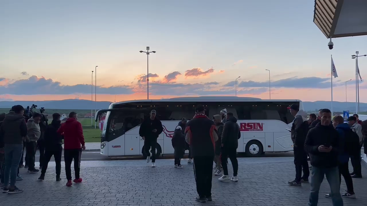 Cu pieptul în față și gata de câștigarea titlului! FCSB a ajuns la Sfântu Gheorghe: cum au fost așteptați jucătorii la stadion_2