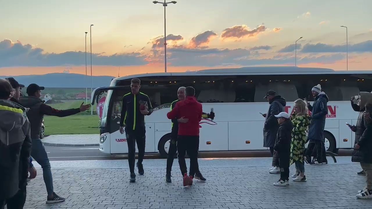 Cu pieptul în față și gata de câștigarea titlului! FCSB a ajuns la Sfântu Gheorghe: cum au fost așteptați jucătorii la stadion_3