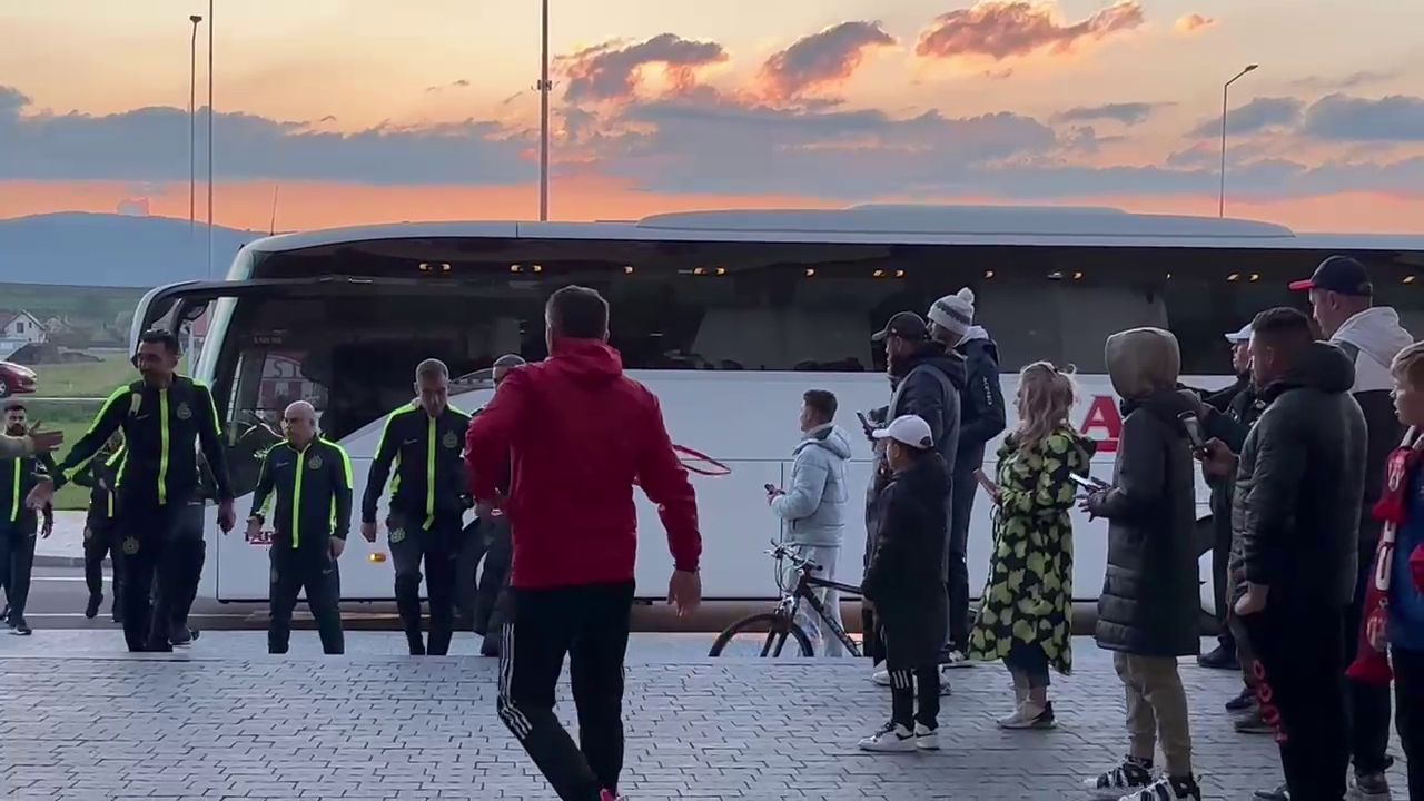 Cu pieptul în față și gata de câștigarea titlului! FCSB a ajuns la Sfântu Gheorghe: cum au fost așteptați jucătorii la stadion_4