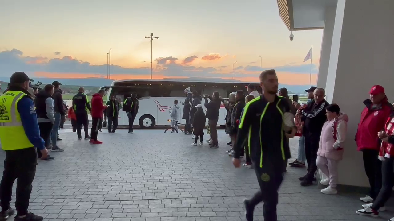 Cu pieptul în față și gata de câștigarea titlului! FCSB a ajuns la Sfântu Gheorghe: cum au fost așteptați jucătorii la stadion_7