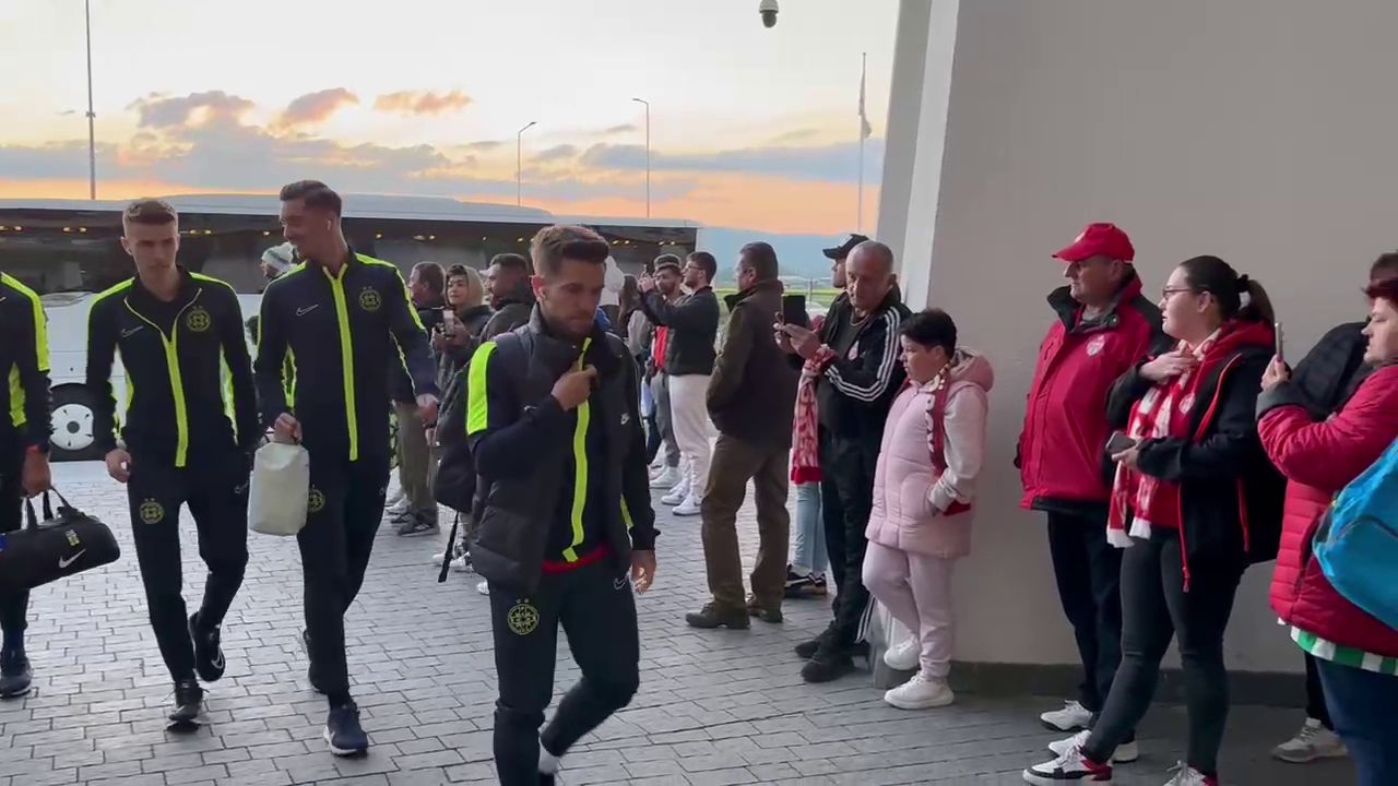 Cu pieptul în față și gata de câștigarea titlului! FCSB a ajuns la Sfântu Gheorghe: cum au fost așteptați jucătorii la stadion_14