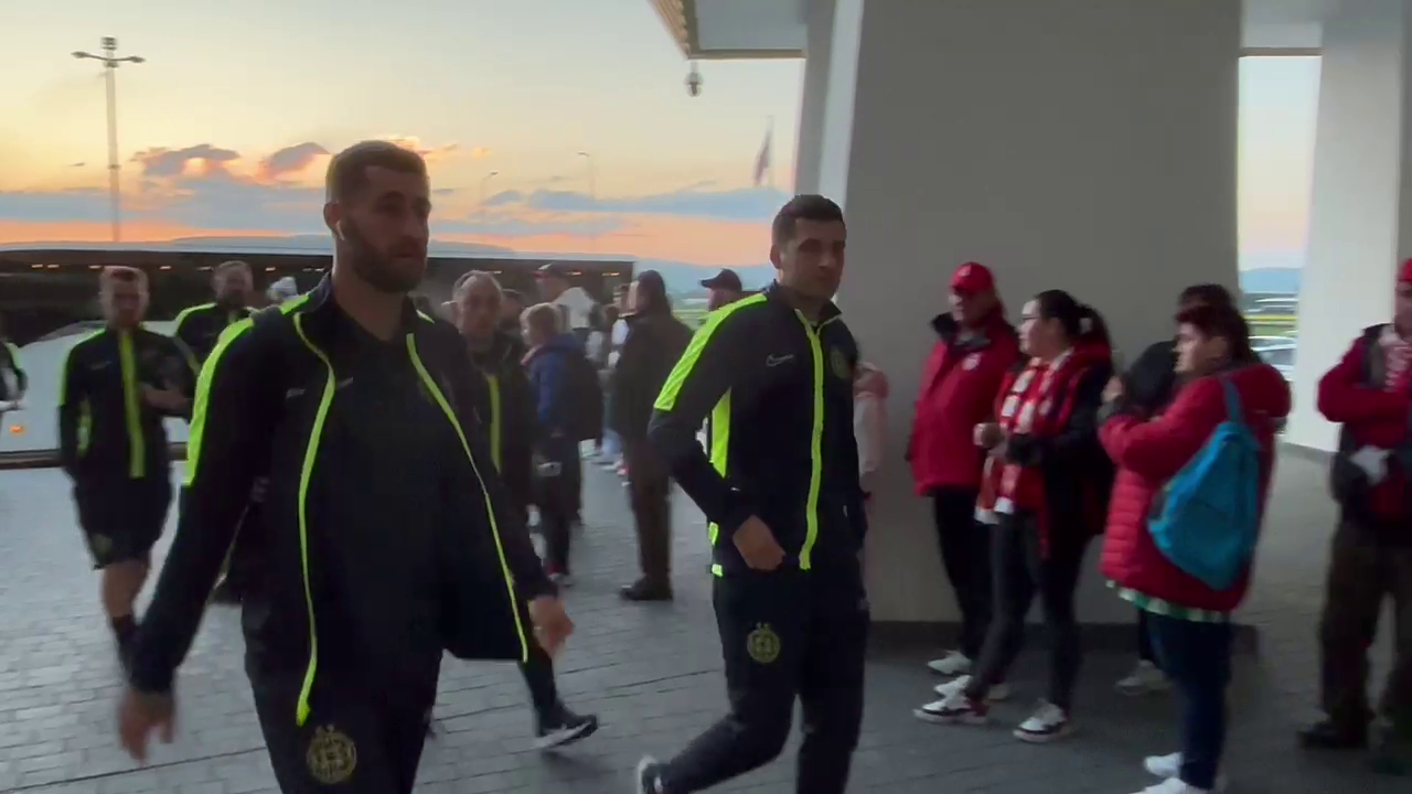 Cu pieptul în față și gata de câștigarea titlului! FCSB a ajuns la Sfântu Gheorghe: cum au fost așteptați jucătorii la stadion_15