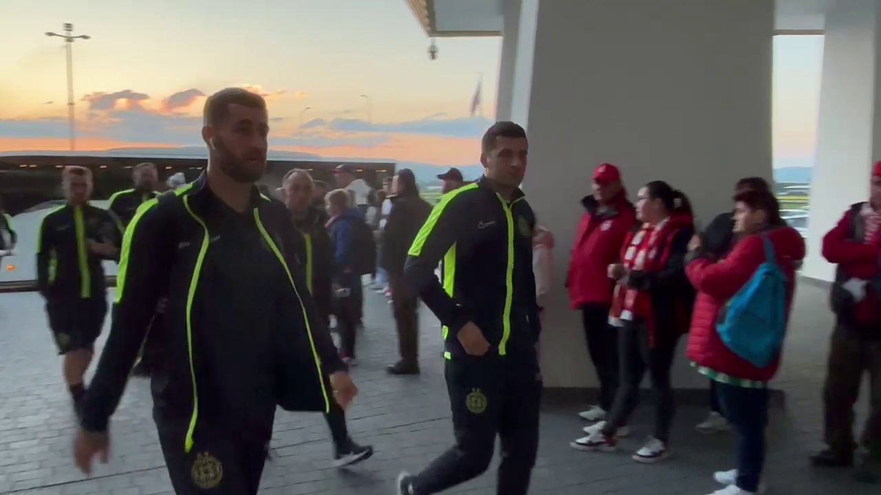 Cu pieptul în față și gata de câștigarea titlului! FCSB a ajuns la Sfântu Gheorghe: cum au fost așteptați jucătorii la stadion_15