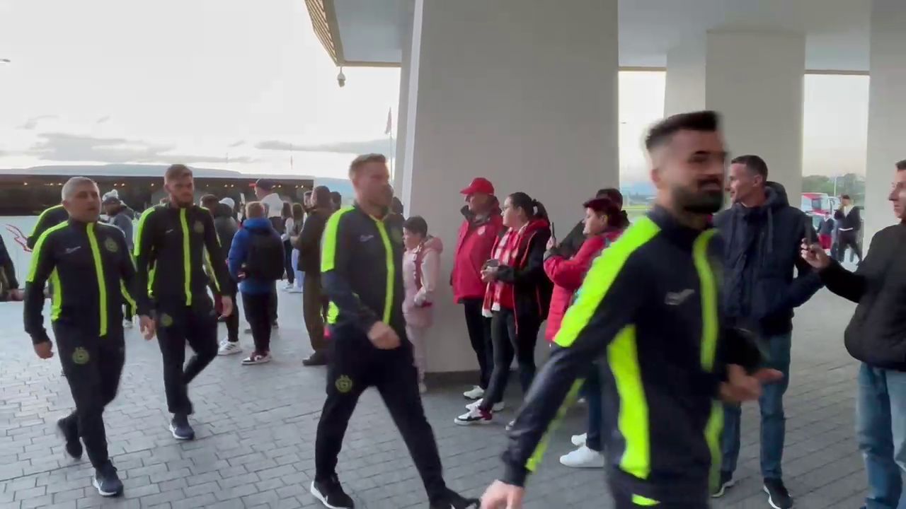 Cu pieptul în față și gata de câștigarea titlului! FCSB a ajuns la Sfântu Gheorghe: cum au fost așteptați jucătorii la stadion_16