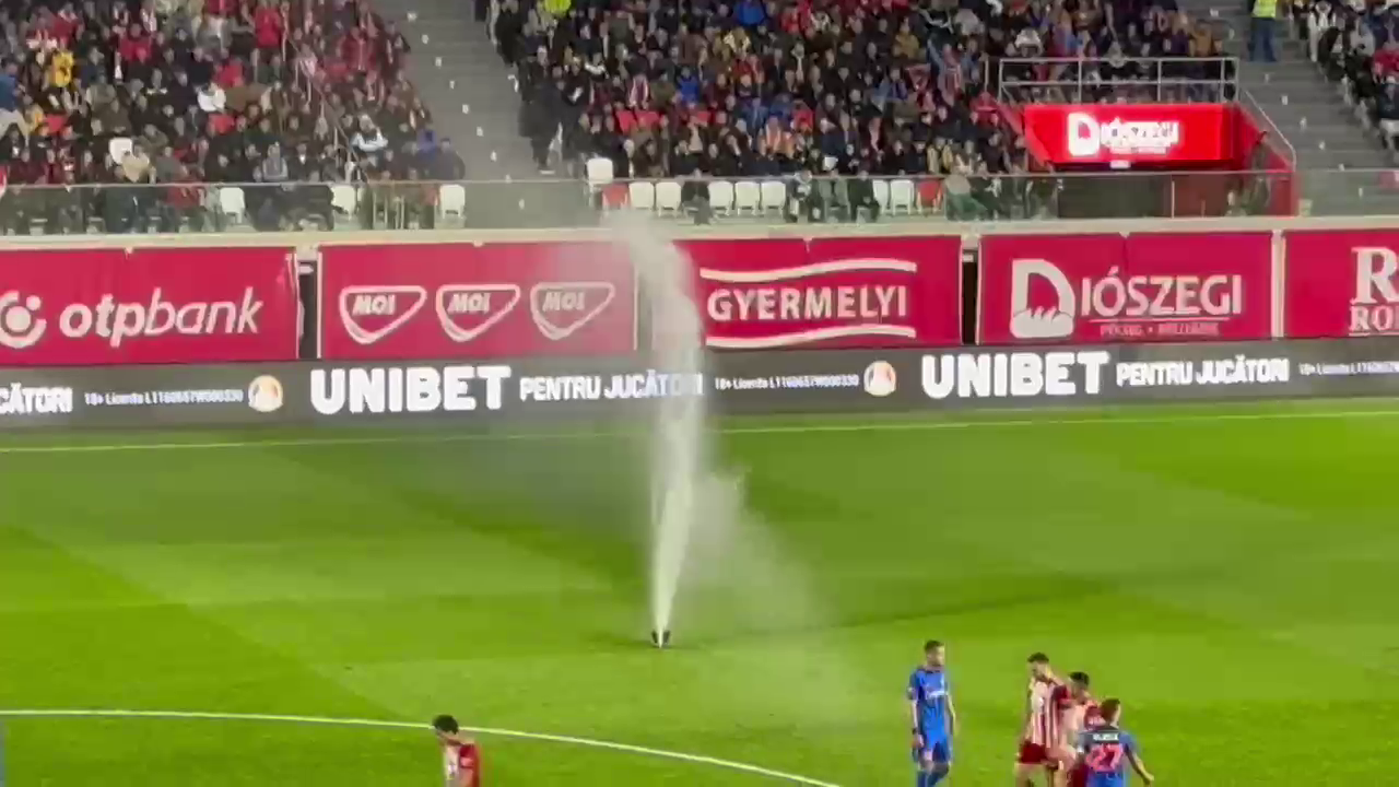 Fără precedent! Au pornit irigațiile pe teren în plin meci la Sepsi - FCSB_2