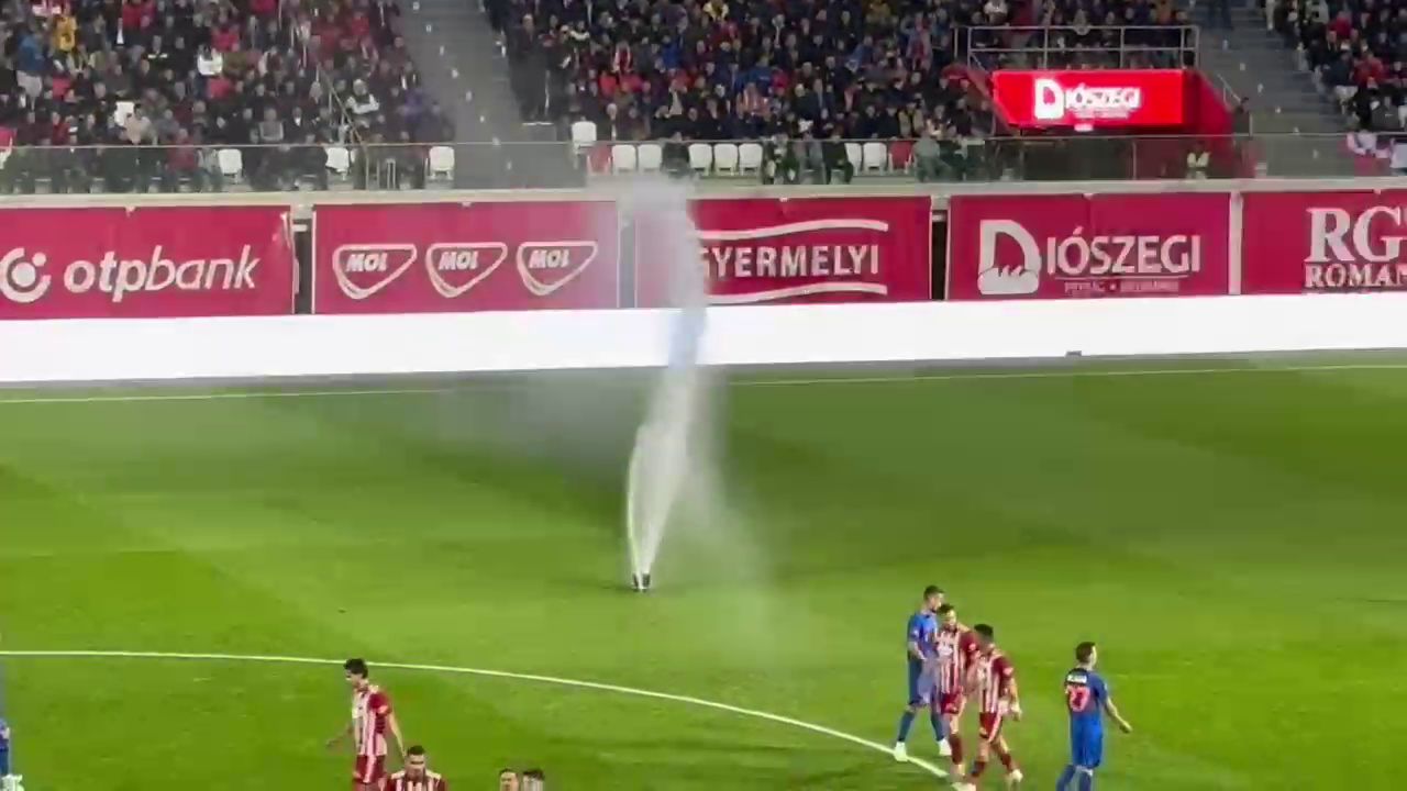 Fără precedent! Au pornit irigațiile pe teren în plin meci la Sepsi - FCSB_4