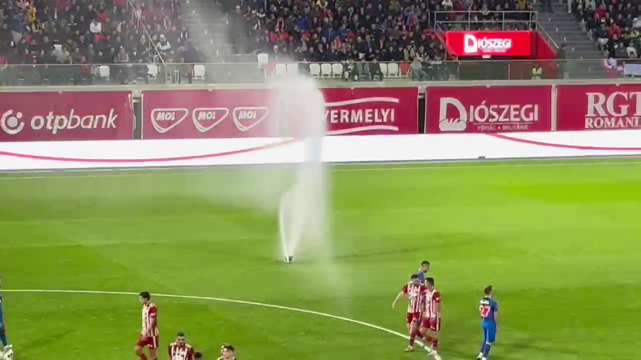 Fără precedent! Au pornit irigațiile pe teren în plin meci la Sepsi - FCSB_5