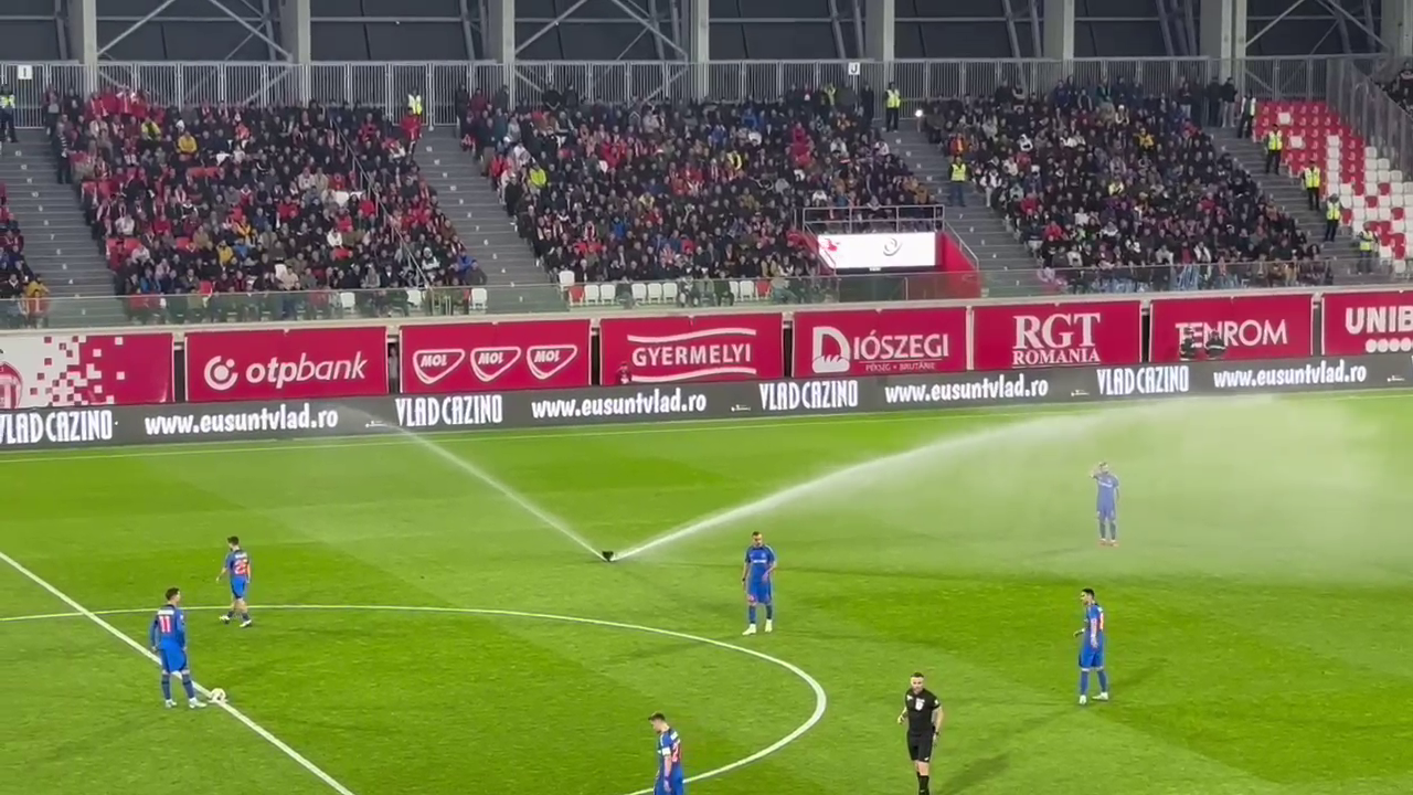 Fără precedent! Au pornit irigațiile pe teren în plin meci la Sepsi - FCSB_9