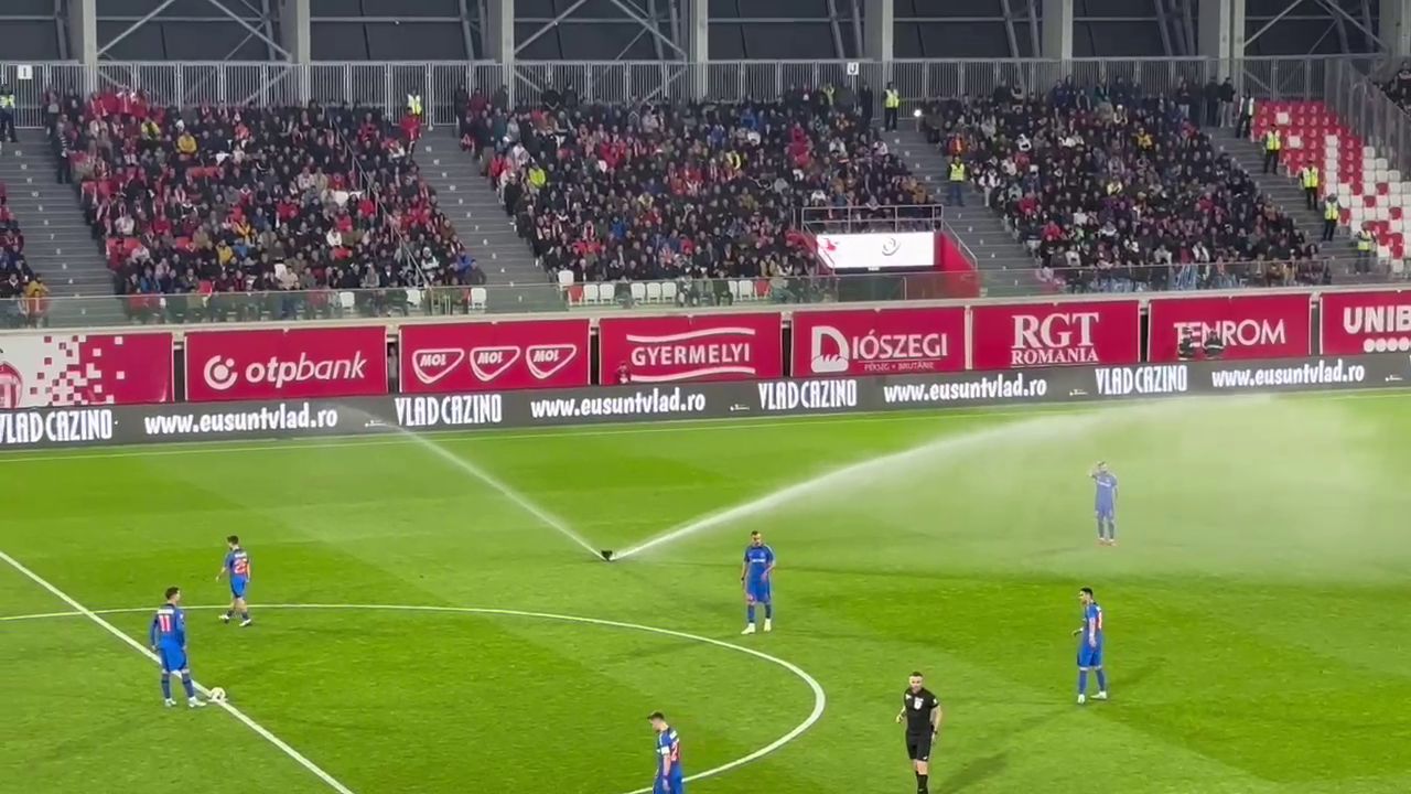 Fără precedent! Au pornit irigațiile pe teren în plin meci la Sepsi - FCSB_9