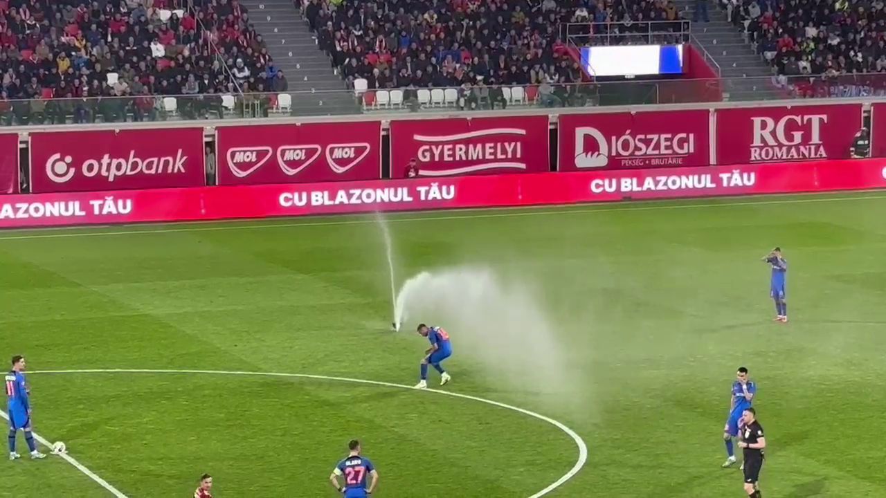 Fără precedent! Au pornit irigațiile pe teren în plin meci la Sepsi - FCSB_12