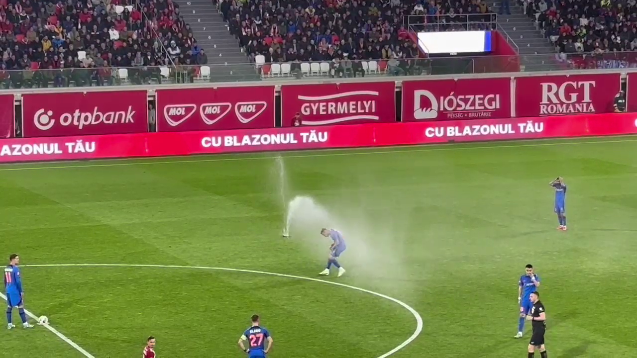Fără precedent! Au pornit irigațiile pe teren în plin meci la Sepsi - FCSB_18