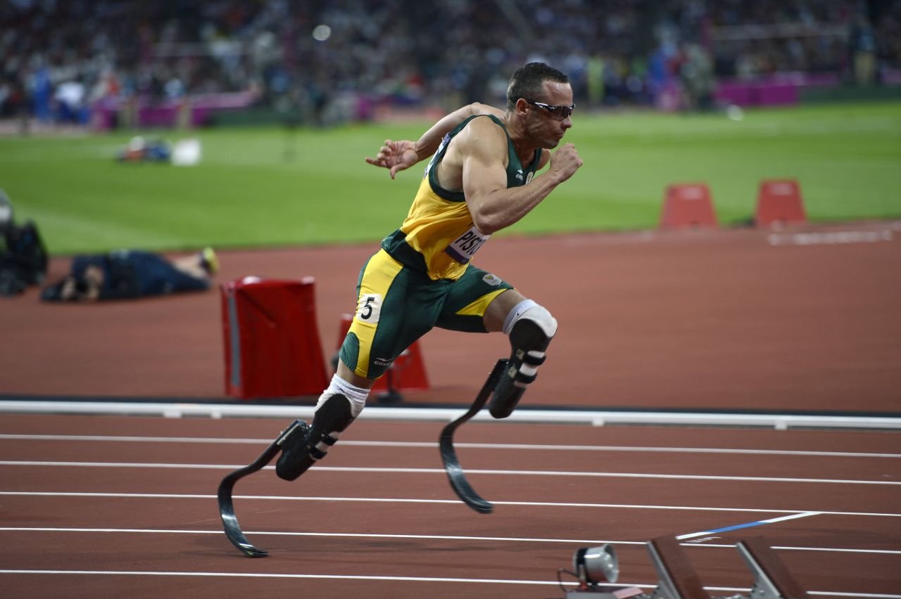 Sportivul care și-a ucis iubita, prima apariție după ce a fost eliberat! Cum arată Oscar Pistorius după 9 ani de închisoare_21