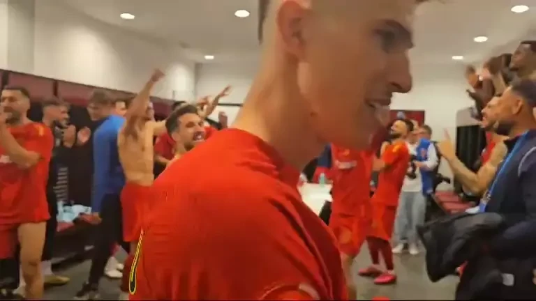 Bucuria din vestiarul FCSB după c&acirc;știgarea titlului (27.04.2024)