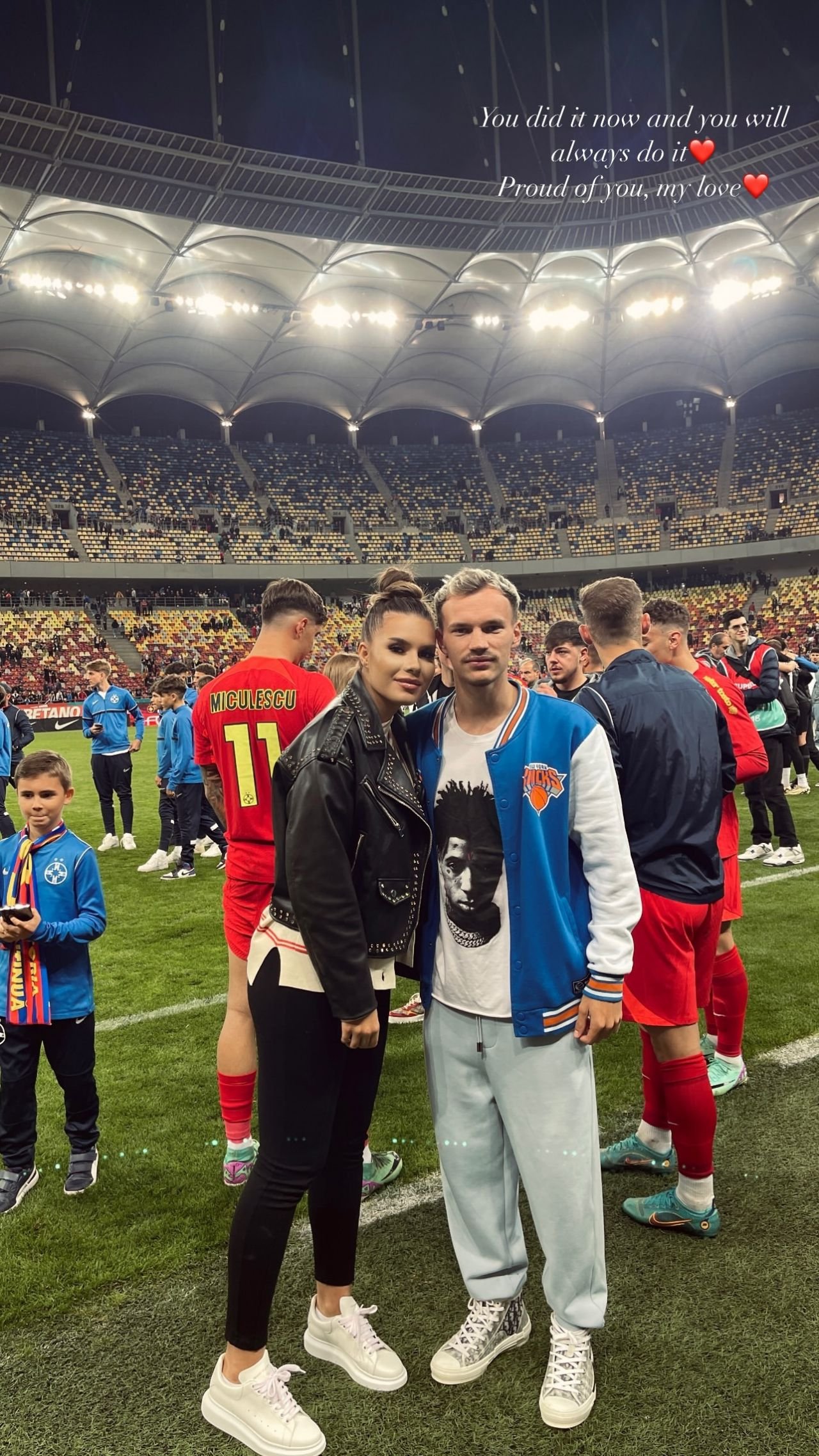 Imagini de colecție cu jucătorii de la FCSB, alături de partenerele lor. Au sărbătorit alături de fotbaliști, direct pe teren_2