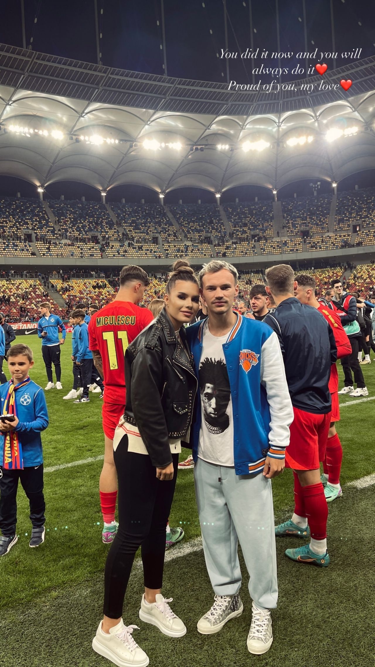 Imagini de colecție cu jucătorii de la FCSB, alături de partenerele lor. Au sărbătorit alături de fotbaliști, direct pe teren_2
