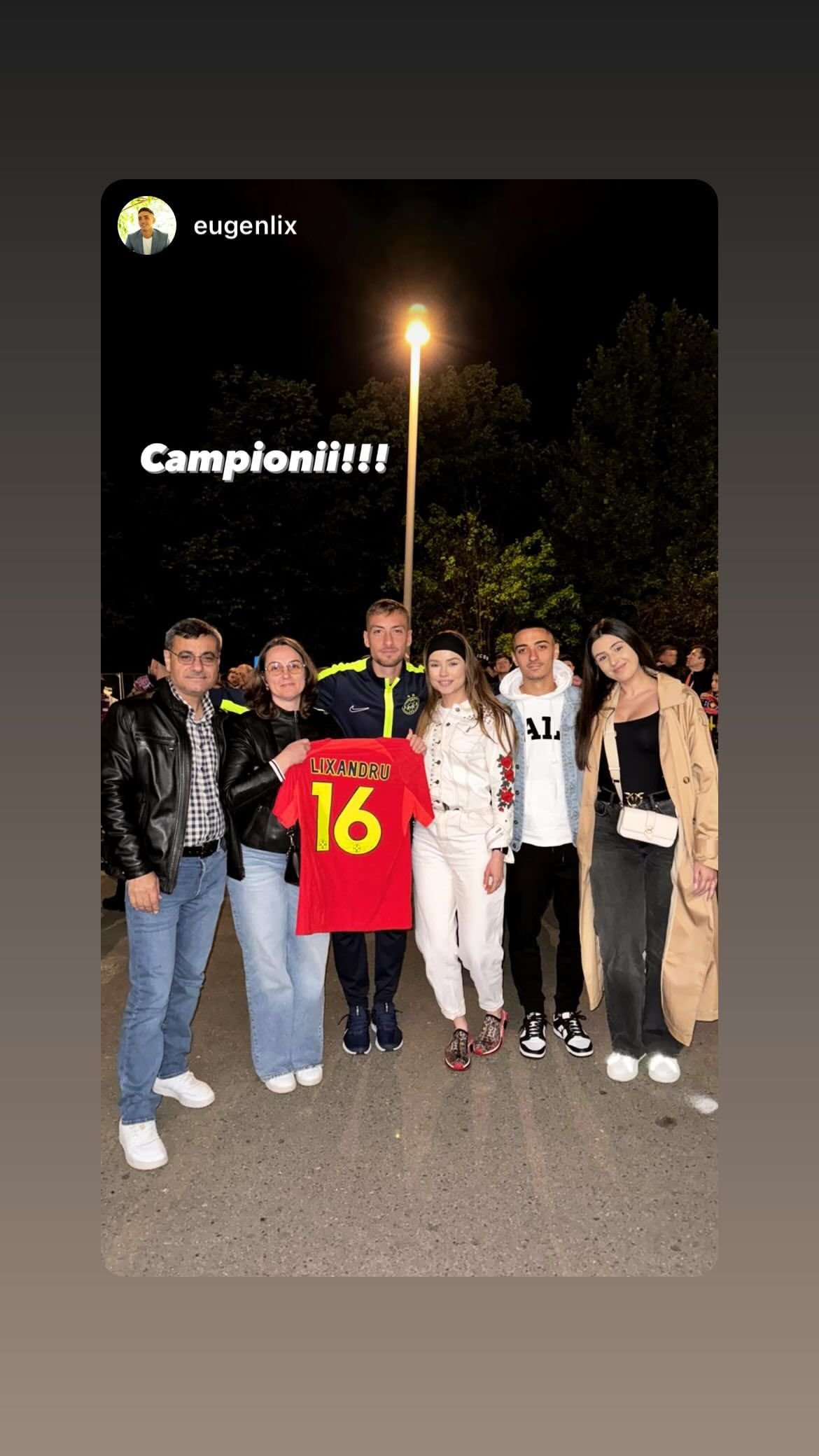 Imagini de colecție cu jucătorii de la FCSB, alături de partenerele lor. Au sărbătorit alături de fotbaliști, direct pe teren_3