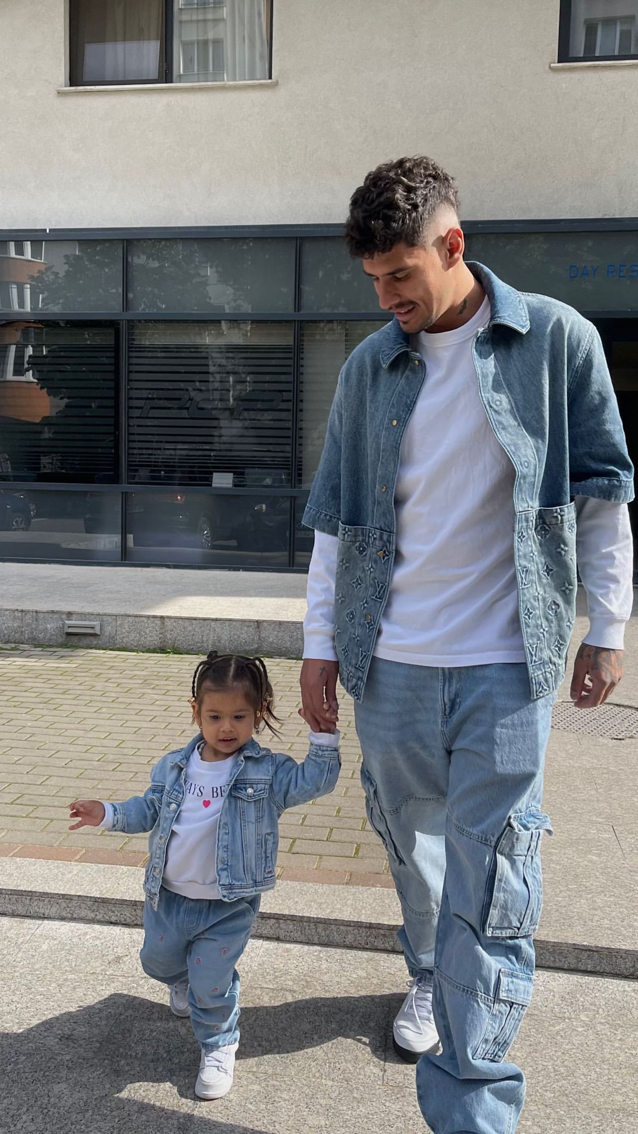 Imagini de colecție cu jucătorii de la FCSB, alături de partenerele lor. Au sărbătorit alături de fotbaliști, direct pe teren_5