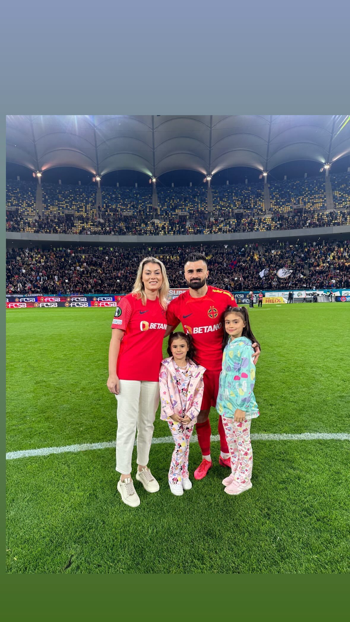 Imagini de colecție cu jucătorii de la FCSB, alături de partenerele lor. Au sărbătorit alături de fotbaliști, direct pe teren_7