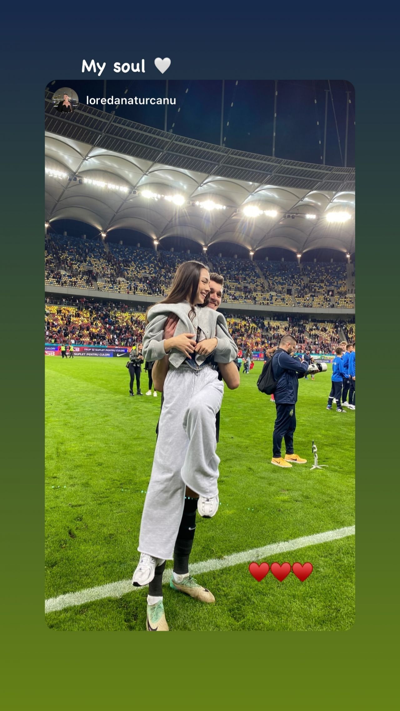 Imagini de colecție cu jucătorii de la FCSB, alături de partenerele lor. Au sărbătorit alături de fotbaliști, direct pe teren_10