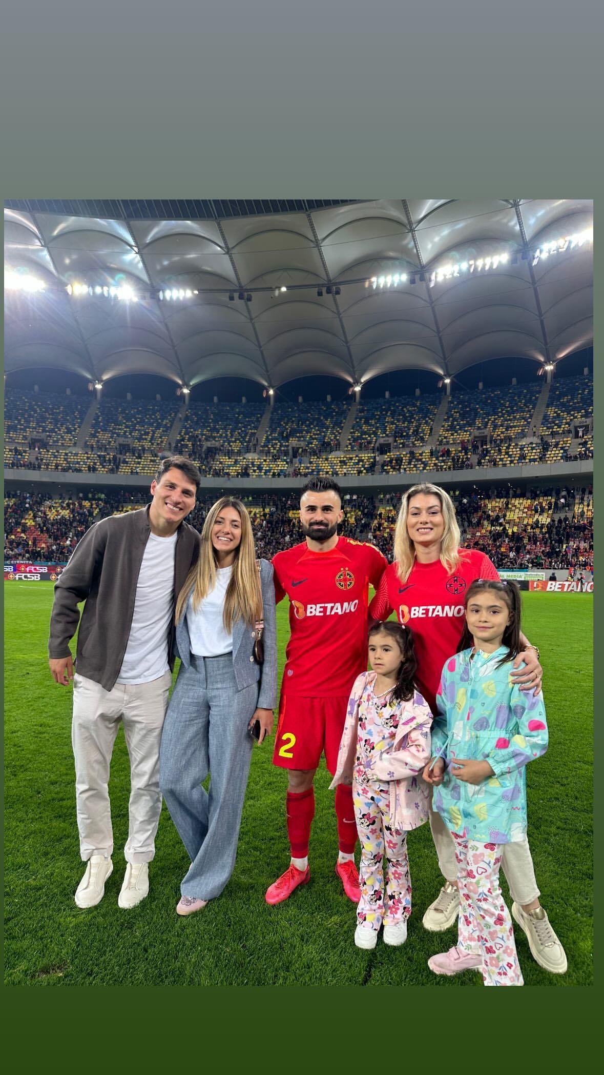 Imagini de colecție cu jucătorii de la FCSB, alături de partenerele lor. Au sărbătorit alături de fotbaliști, direct pe teren_11