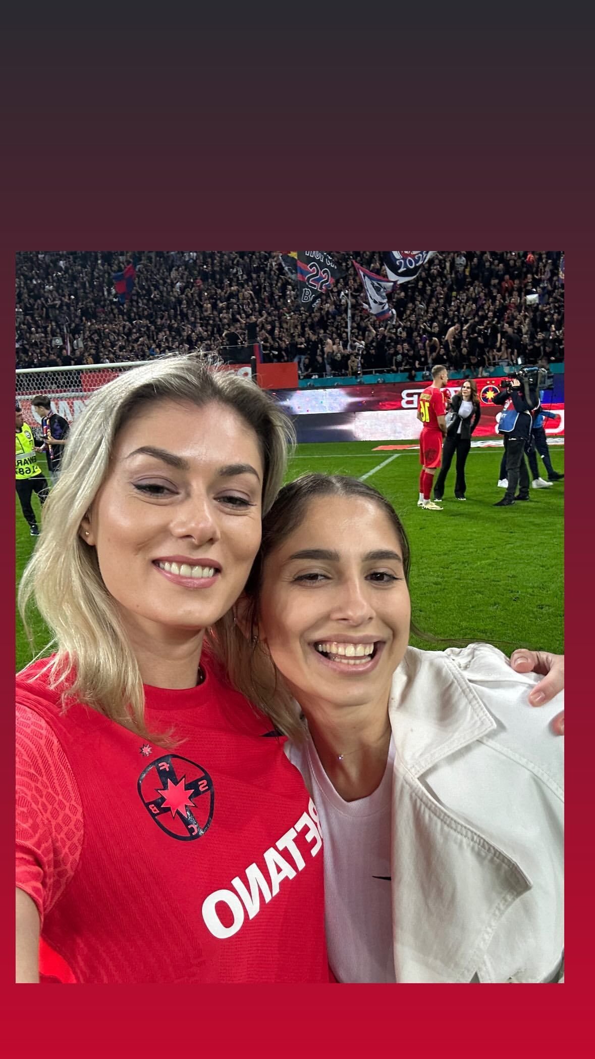 Imagini de colecție cu jucătorii de la FCSB, alături de partenerele lor. Au sărbătorit alături de fotbaliști, direct pe teren_12