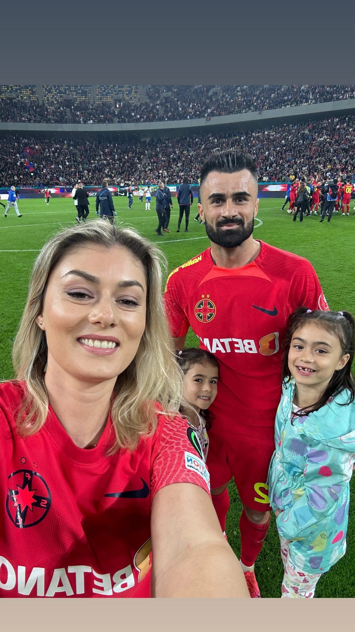 Imagini de colecție cu jucătorii de la FCSB, alături de partenerele lor. Au sărbătorit alături de fotbaliști, direct pe teren_13