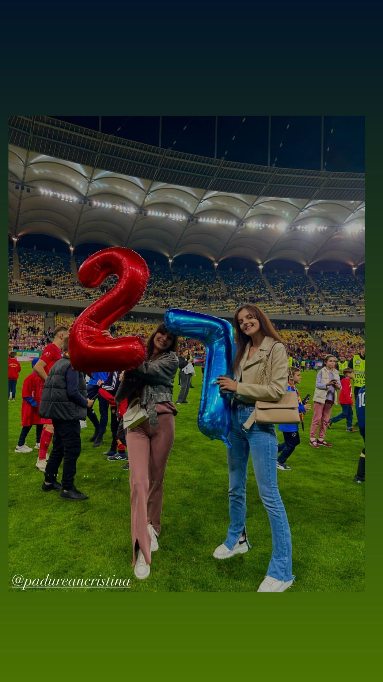 Imagini de colecție cu jucătorii de la FCSB, alături de partenerele lor. Au sărbătorit alături de fotbaliști, direct pe teren_14