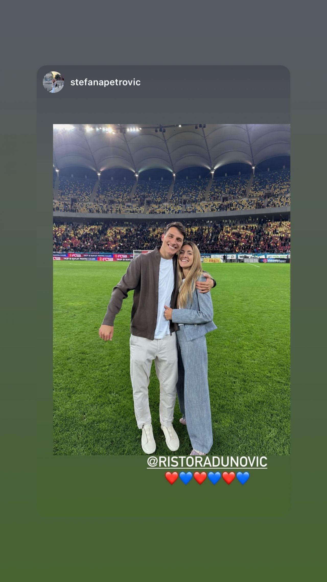 Imagini de colecție cu jucătorii de la FCSB, alături de partenerele lor. Au sărbătorit alături de fotbaliști, direct pe teren_15