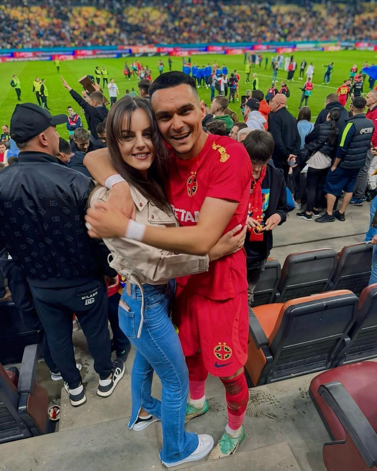 Imagini de colecție cu jucătorii de la FCSB, alături de partenerele lor. Au sărbătorit alături de fotbaliști, direct pe teren_16