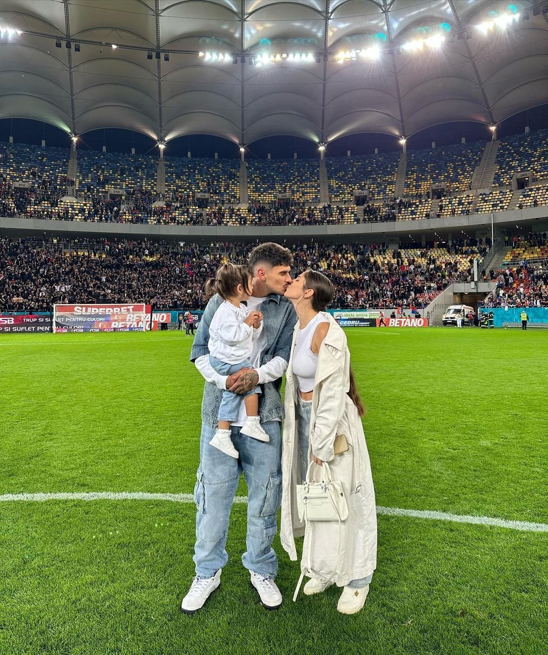 Imagini de colecție cu jucătorii de la FCSB, alături de partenerele lor. Au sărbătorit alături de fotbaliști, direct pe teren_18