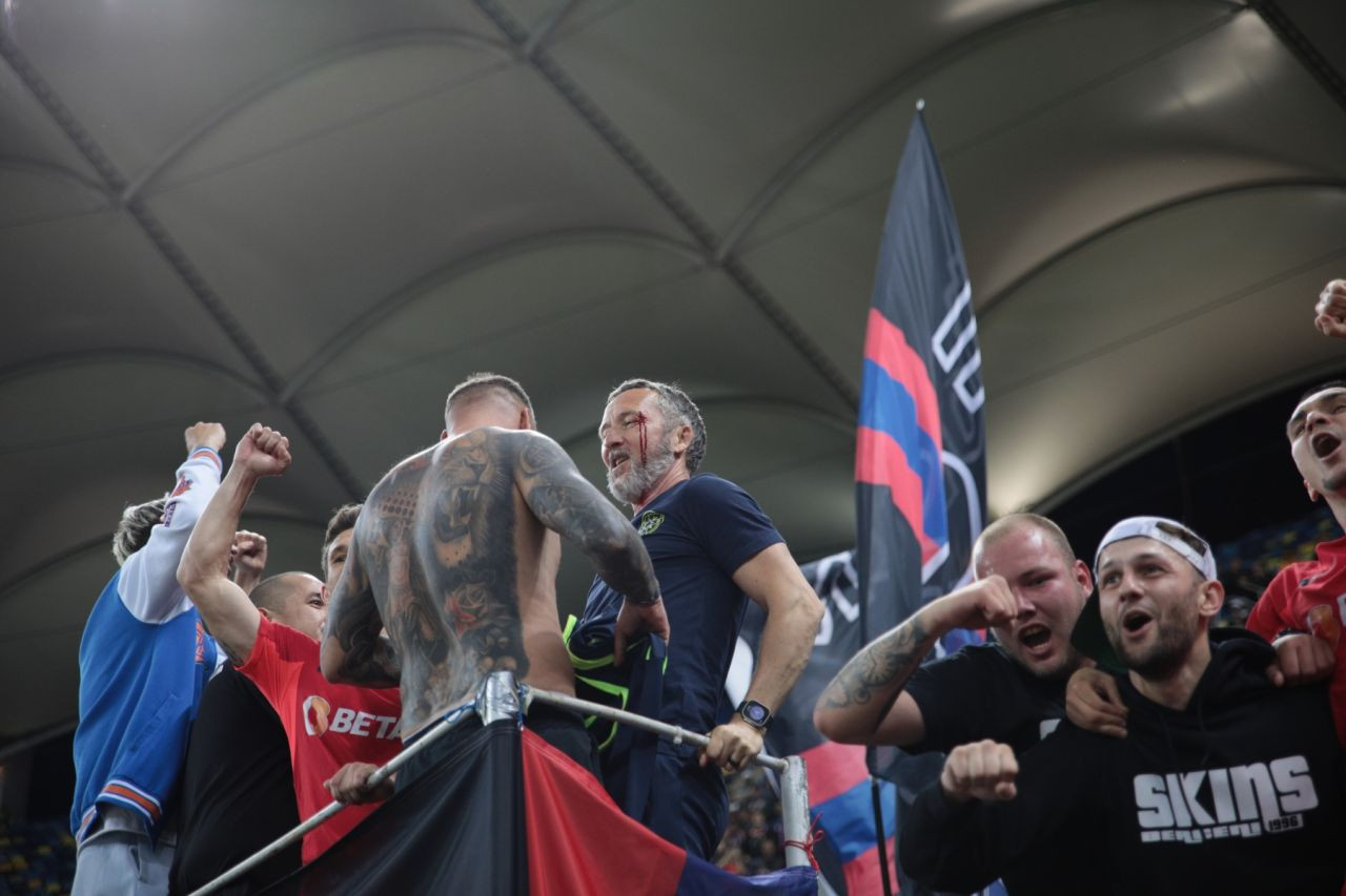 A comis-o! Mihai Stoica, plin de sânge la sărbătoarea de titlu a FCSB-ului! Un jucător al roș-albaștrilor i-a spart arcada_7
