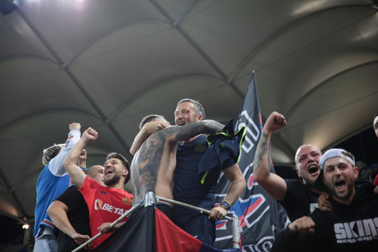 A comis-o! Mihai Stoica, plin de sânge la sărbătoarea de titlu a FCSB-ului! Un jucător al roș-albaștrilor i-a spart arcada_8