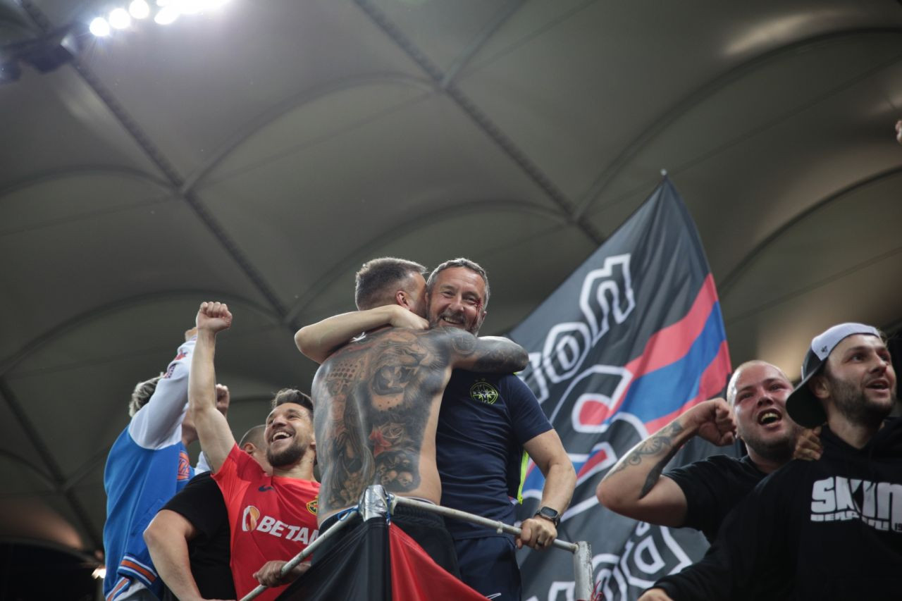 A comis-o! Mihai Stoica, plin de sânge la sărbătoarea de titlu a FCSB-ului! Un jucător al roș-albaștrilor i-a spart arcada_9