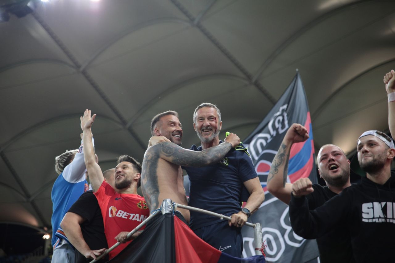 A comis-o! Mihai Stoica, plin de sânge la sărbătoarea de titlu a FCSB-ului! Un jucător al roș-albaștrilor i-a spart arcada_10
