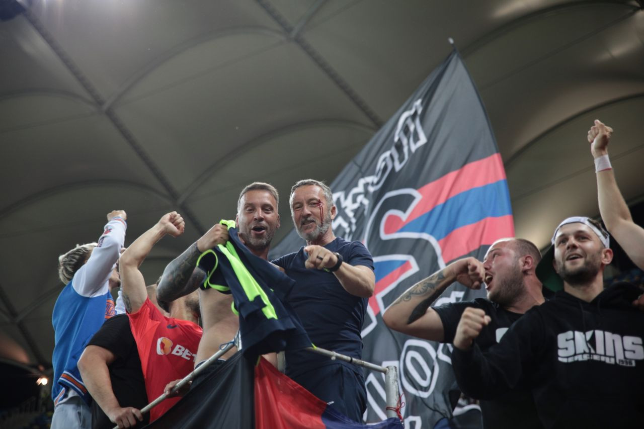 A comis-o! Mihai Stoica, plin de sânge la sărbătoarea de titlu a FCSB-ului! Un jucător al roș-albaștrilor i-a spart arcada_11