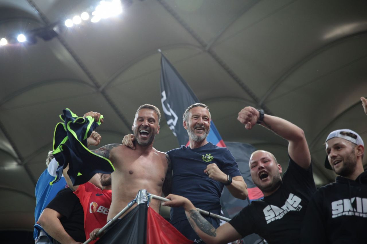 A comis-o! Mihai Stoica, plin de sânge la sărbătoarea de titlu a FCSB-ului! Un jucător al roș-albaștrilor i-a spart arcada_12