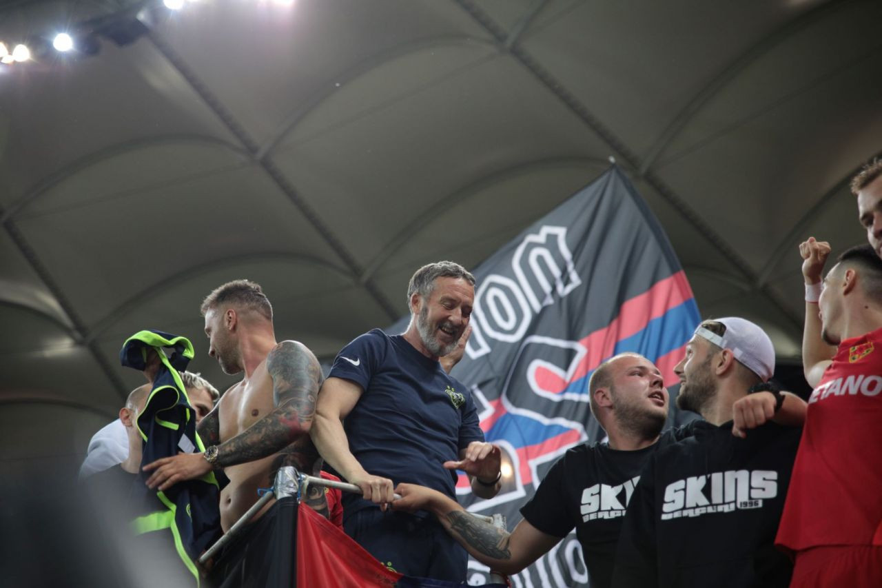 A comis-o! Mihai Stoica, plin de sânge la sărbătoarea de titlu a FCSB-ului! Un jucător al roș-albaștrilor i-a spart arcada_13