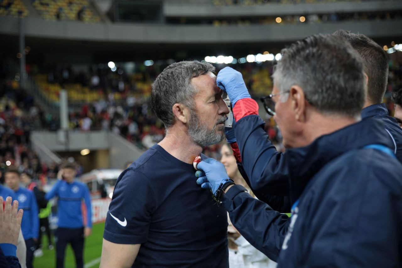 A comis-o! Mihai Stoica, plin de sânge la sărbătoarea de titlu a FCSB-ului! Un jucător al roș-albaștrilor i-a spart arcada_15