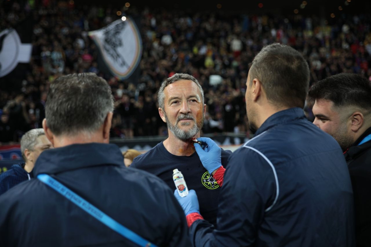 A comis-o! Mihai Stoica, plin de sânge la sărbătoarea de titlu a FCSB-ului! Un jucător al roș-albaștrilor i-a spart arcada_19