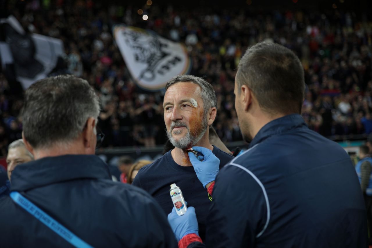 A comis-o! Mihai Stoica, plin de sânge la sărbătoarea de titlu a FCSB-ului! Un jucător al roș-albaștrilor i-a spart arcada_20