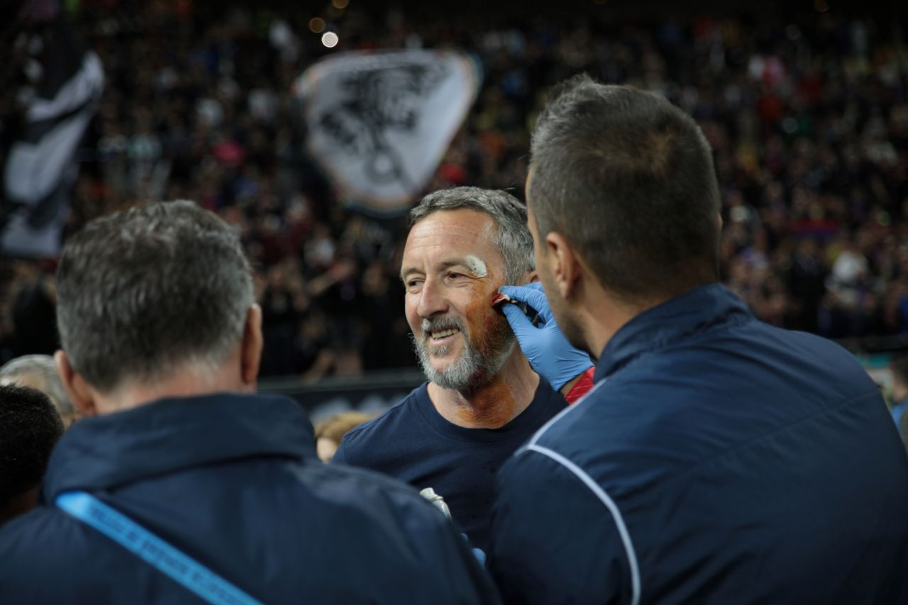 A comis-o! Mihai Stoica, plin de sânge la sărbătoarea de titlu a FCSB-ului! Un jucător al roș-albaștrilor i-a spart arcada_21