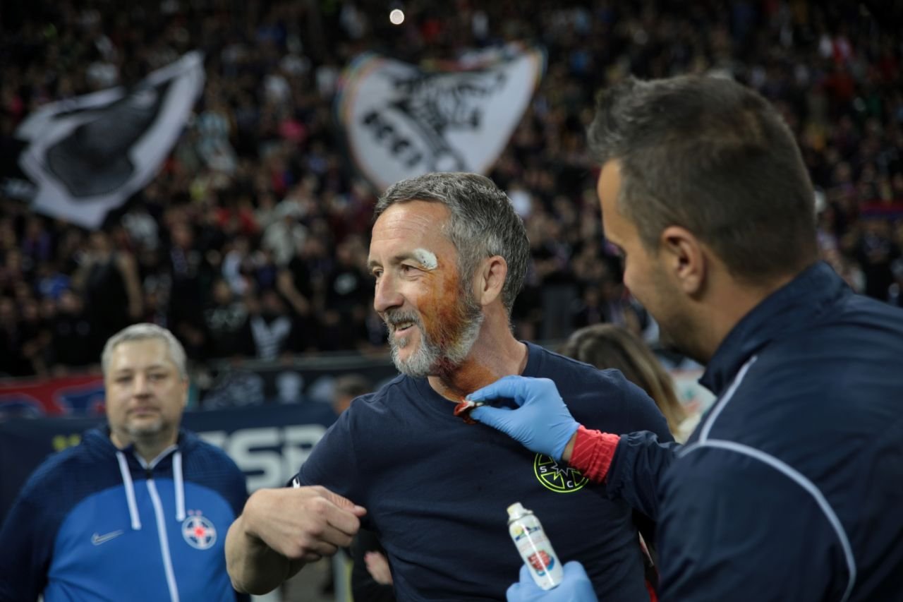 A comis-o! Mihai Stoica, plin de sânge la sărbătoarea de titlu a FCSB-ului! Un jucător al roș-albaștrilor i-a spart arcada_22