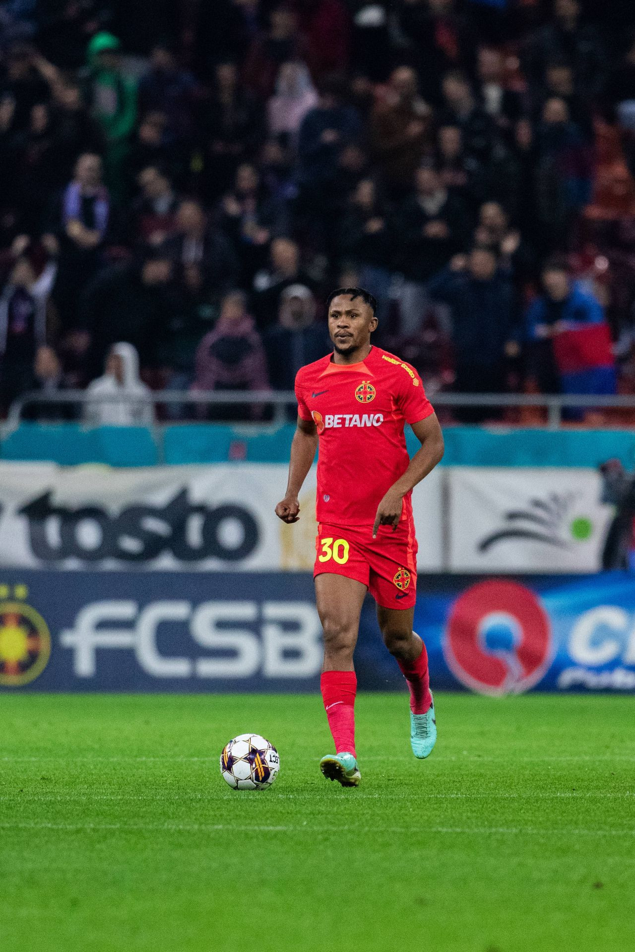 Ngezana nu mai stă mult în România: „Există multe oportunități!” Fundașul de la FCSB și-a decis viitorul_3