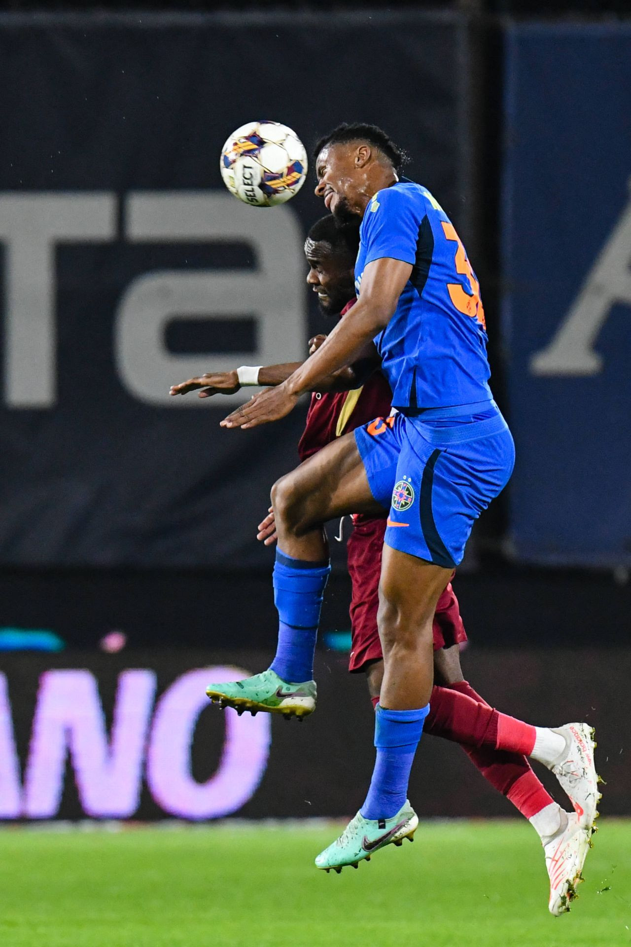 Ngezana nu mai stă mult în România: „Există multe oportunități!” Fundașul de la FCSB și-a decis viitorul_4