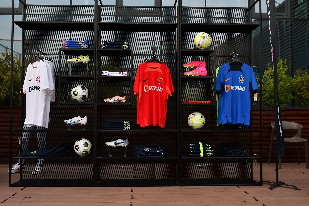 FCSB trece &icirc;ntr-o nouă eră: un nou imn și echipament diferit: Se va vota!