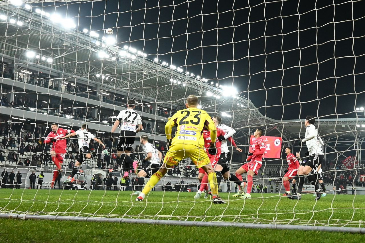 U Cluj - Dinamo, LIVE de la 20:00. Cote pariuri, jucătorii cu șanse mari de a &icirc;nscrie, cele mai pariate scoruri. Analiza lui Dan Chilom