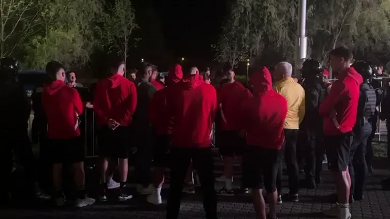 Ședință &icirc;ntre fanii și jucătorii lui Dinamo după meciul cu U Cluj, scor 3-3 (2)