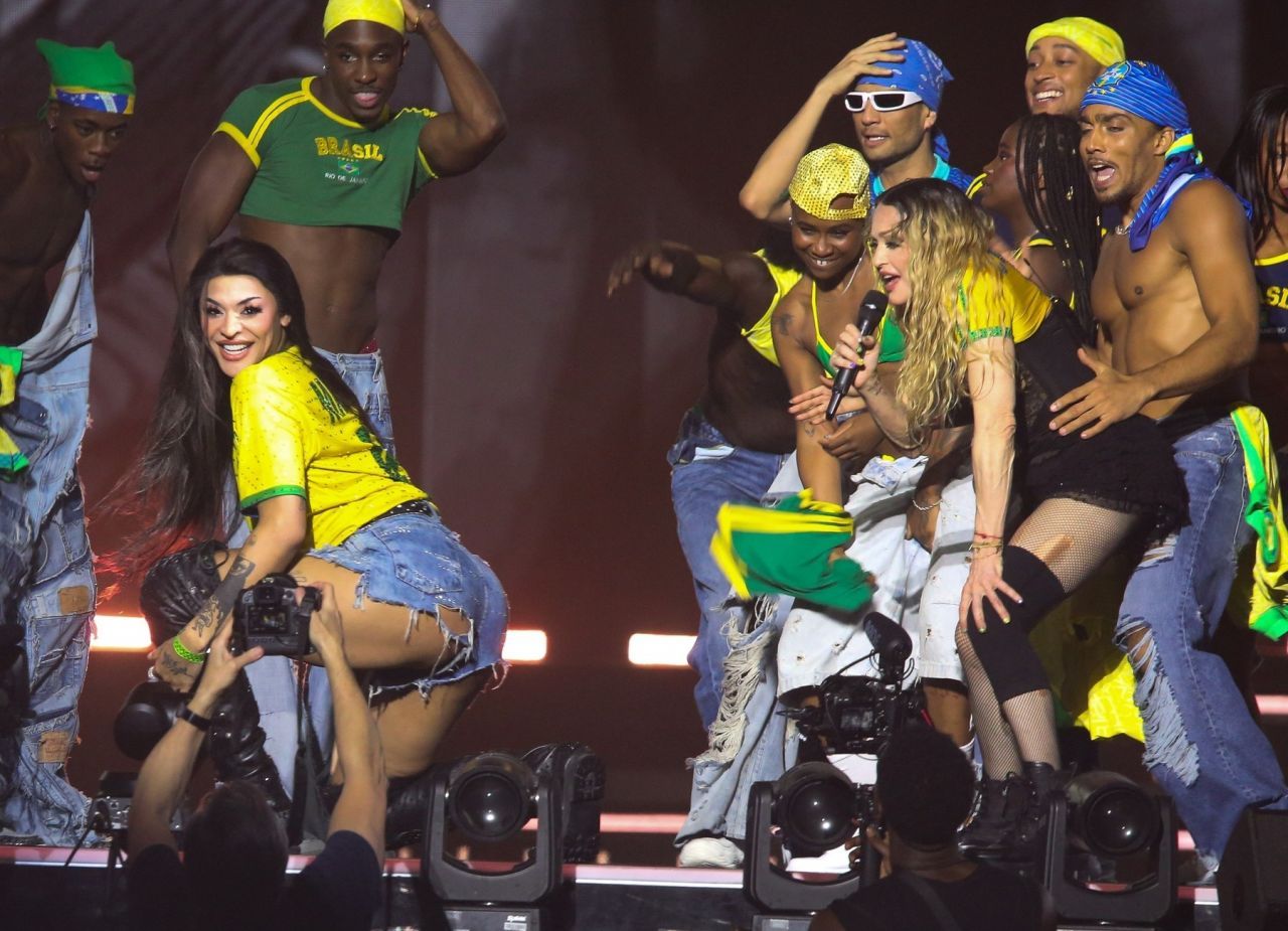 A fost nebunie pe Copacabana! 1,6 milioane de oameni la concertul Madonna interzis minorilor_4